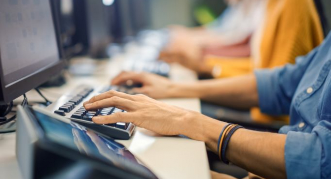 Babilou Family arbeiten Computer